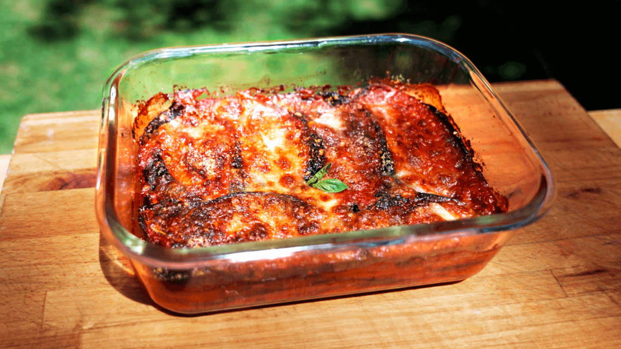 Parmigiana di melanzane con pomodoro e mozzarella