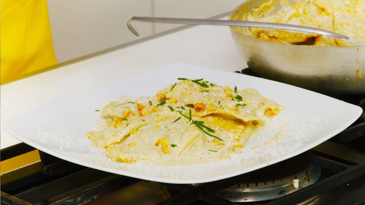 Ravioli di agretti e ricotta con crema alle noci