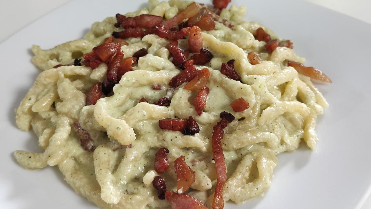 Strigoli al pesto di sedano e mandorle con guanciale croccante
