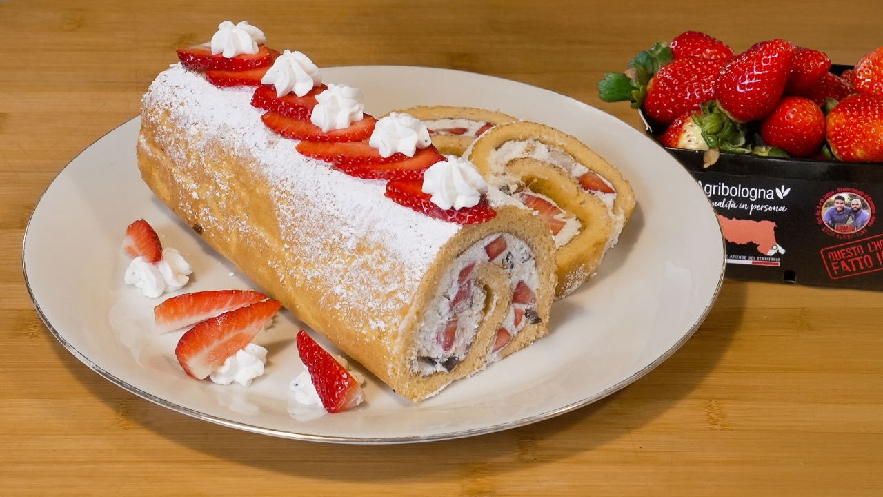 Rotolo alle fragole con panna, ricotta e cioccolato