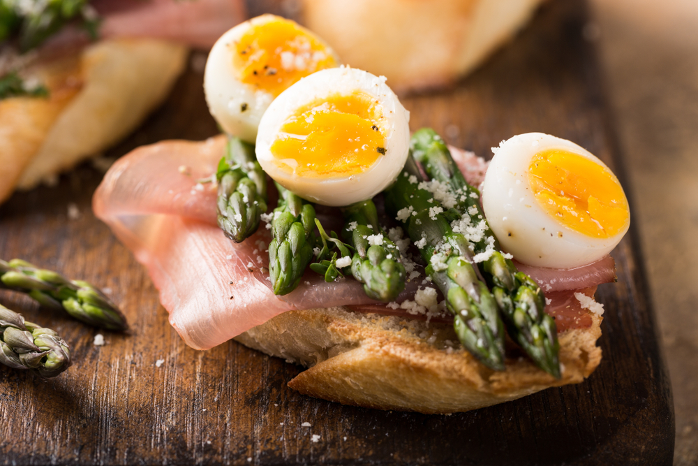 Crostini con asparagi e uova di quaglia