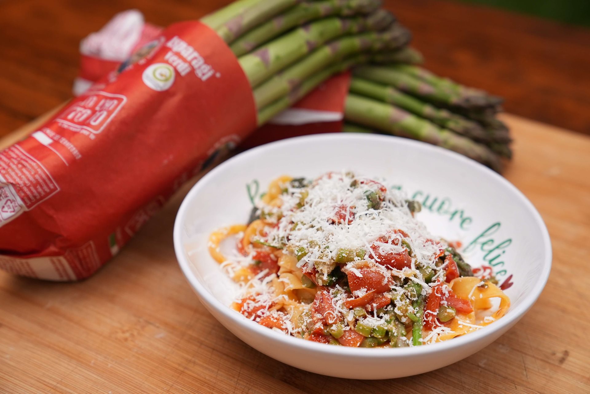 Tagliatelle con asparagi, pomodorini e ricotta salata