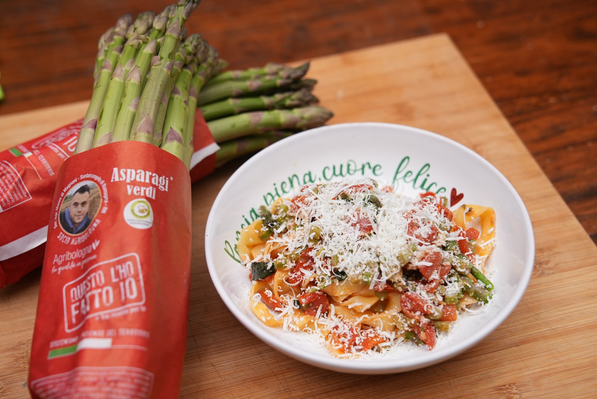 Tagliatelle con asparagi, pomodorini e ricotta salata