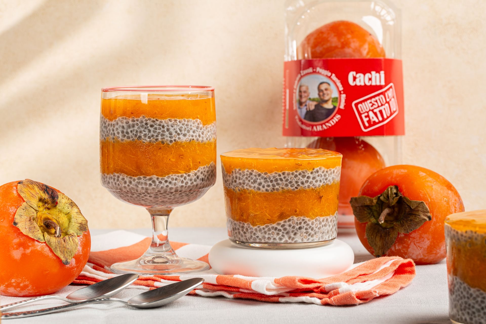 Chia pudding ai cachi e latte di mandorla