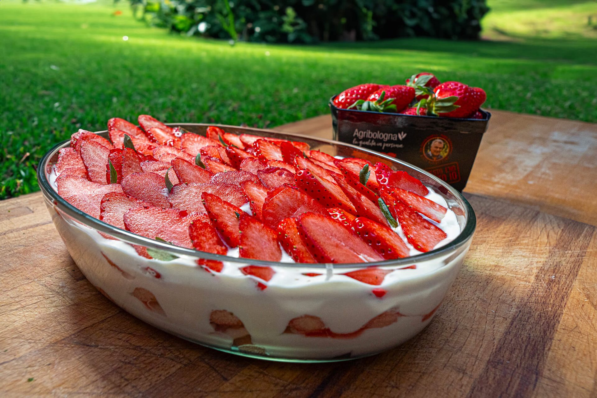 Tiramisù con fragole, panna e mascarpone