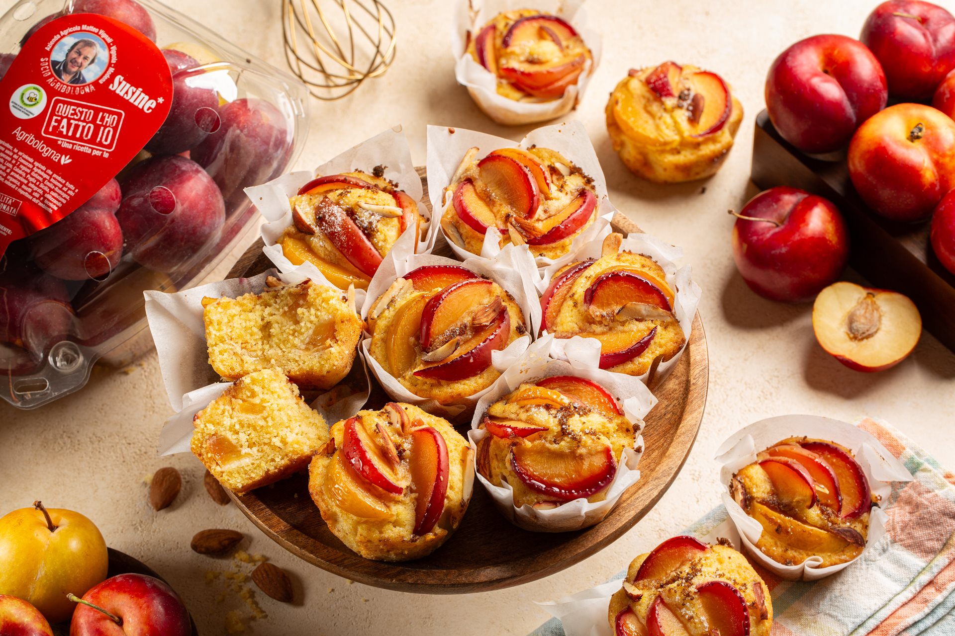 Muffin alle susine soffici con farina di mais e mandorle
