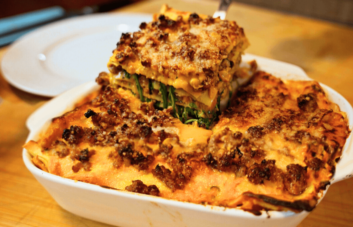 Lasagne con besciamella di zucca e salsiccia