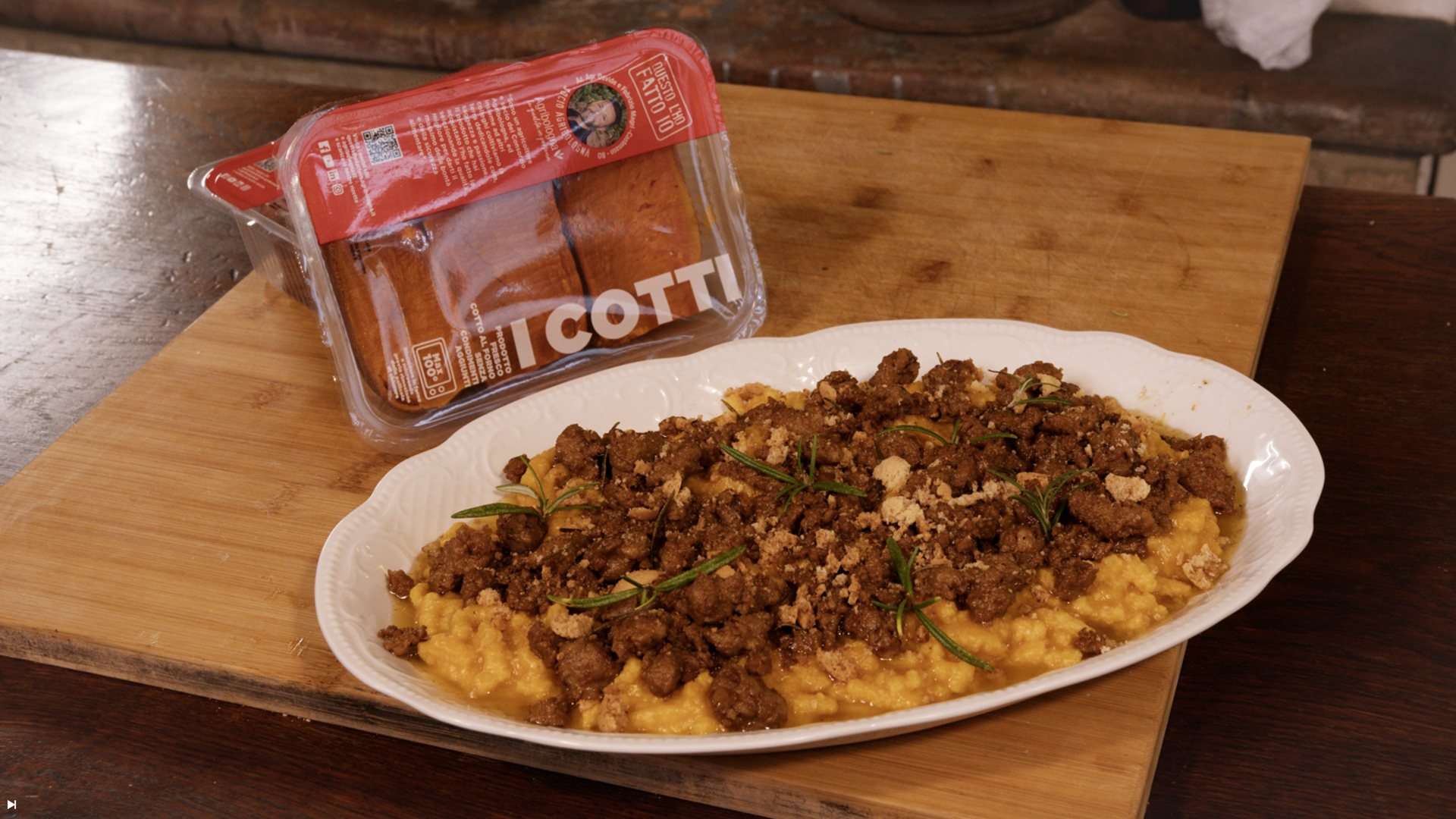 Passatelli su crema di zucca con salsiccia e amaretti