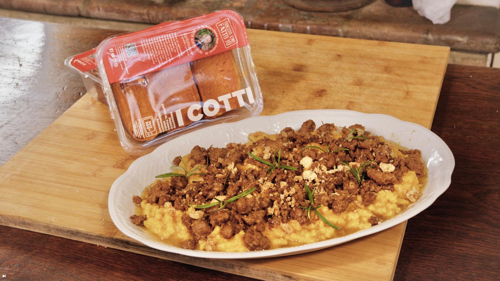 Passatelli su crema di zucca con salsiccia e amaretti