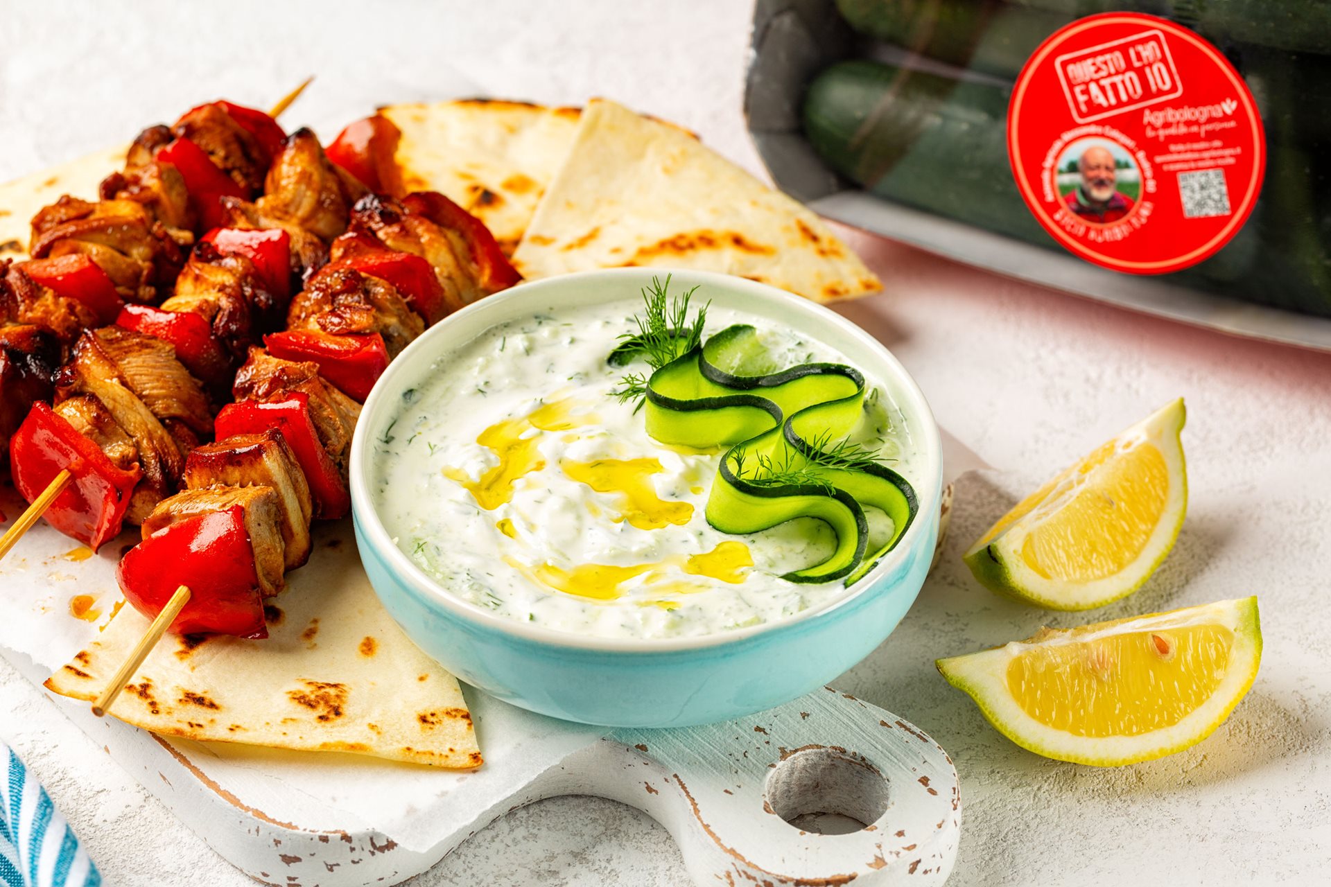 Salsa tzatziki con spiedini di pollo alla griglia