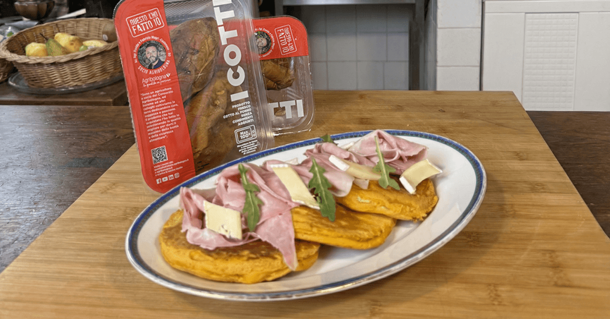 Pancakes salati di patate dolci con formaggio e prosciutto