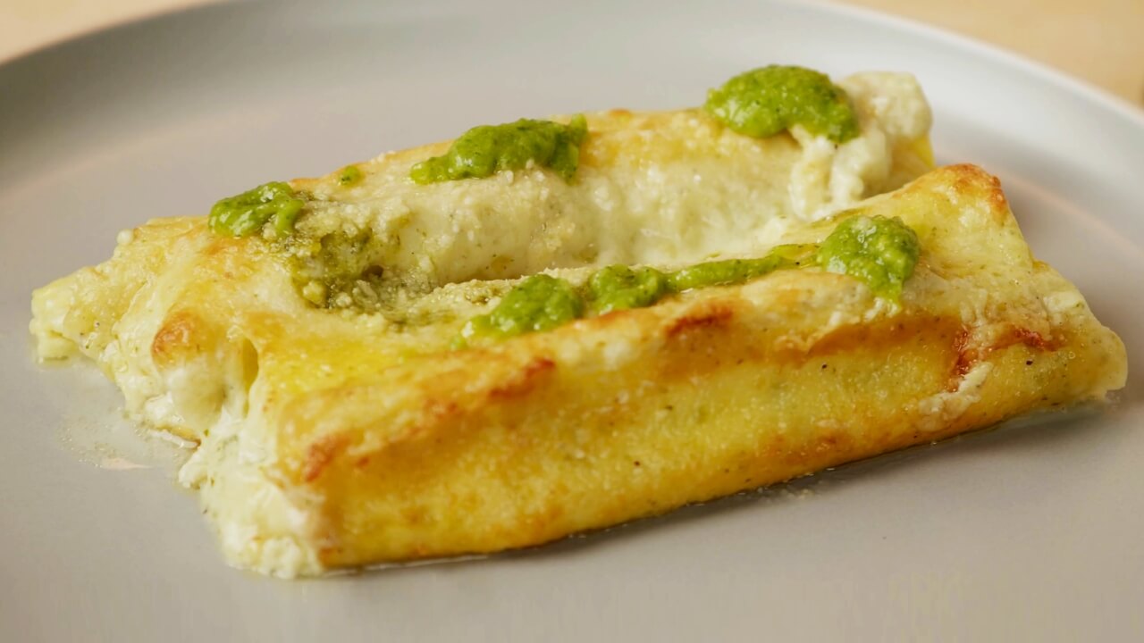 Cannelloni gratinati con fagiolini, besciamella e pesto al basilico