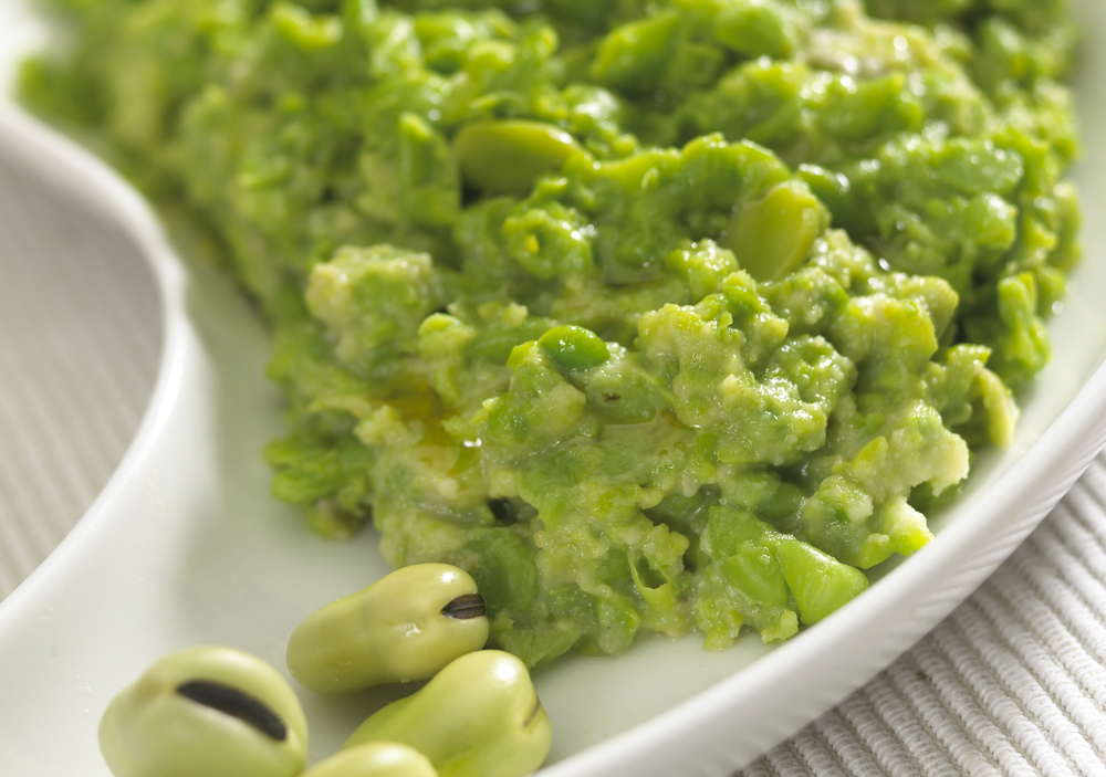 Crostini con pesto di fave e pecorino