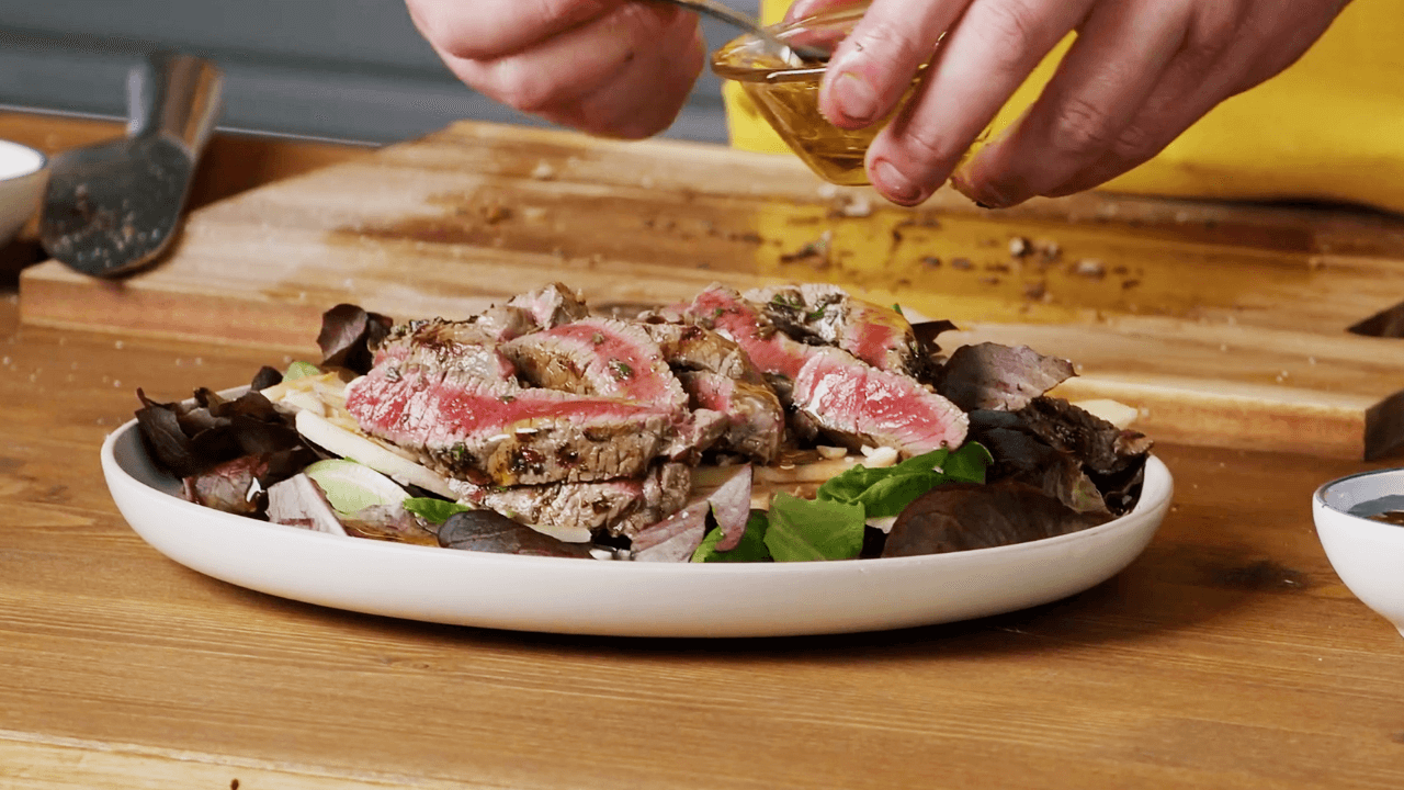 Tagliata di vitello al balsamico con lattuga salanova