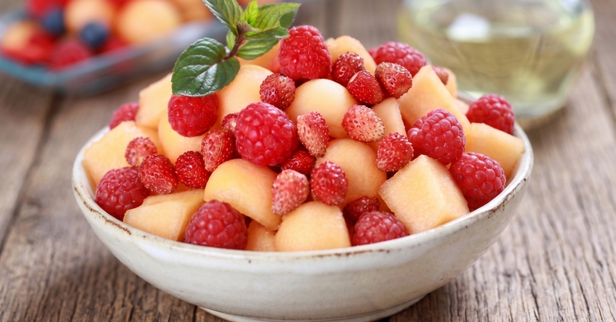 Macedonia di melone, lamponi e fragoline di bosco