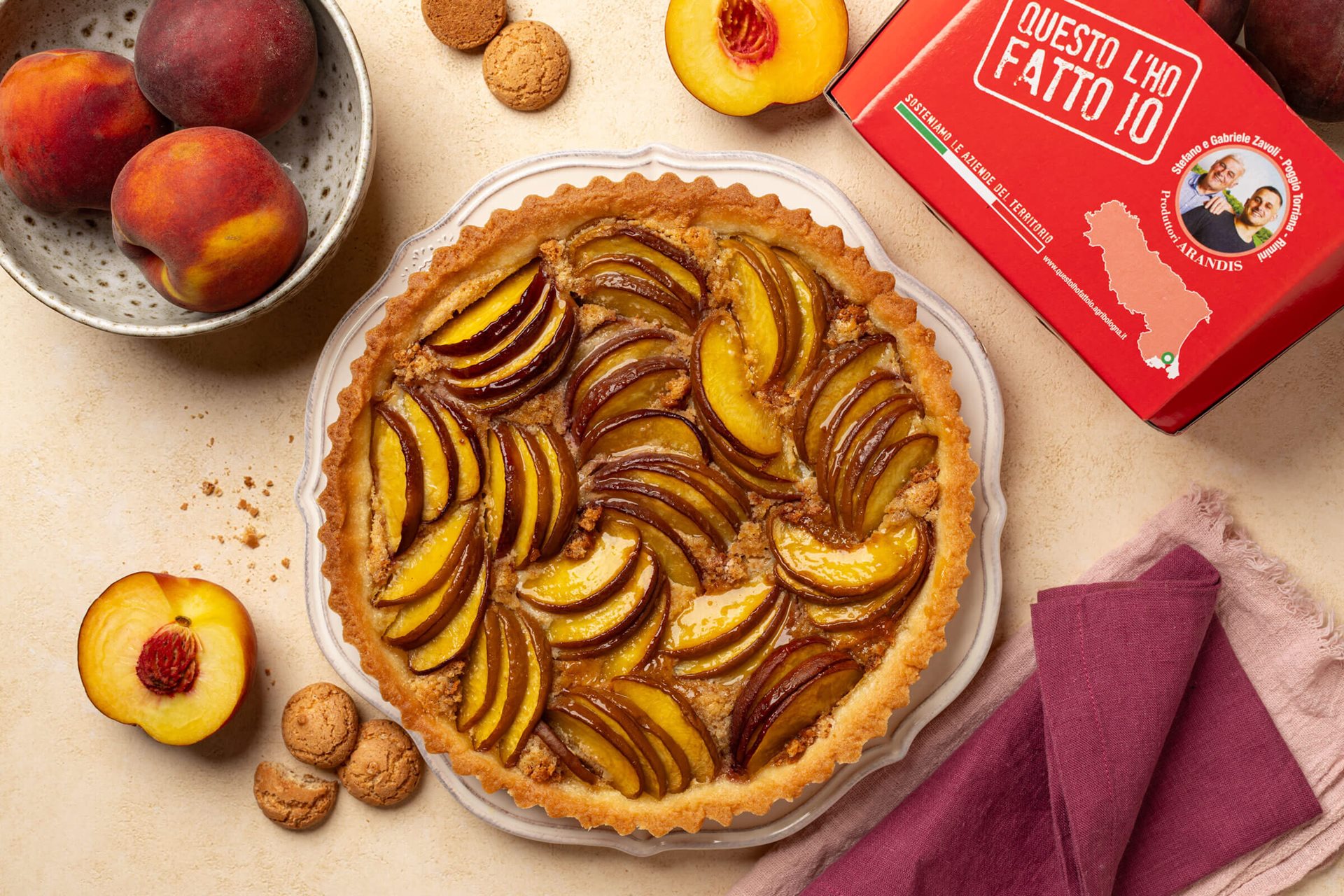 Crostata con pesche e crema agli amaretti