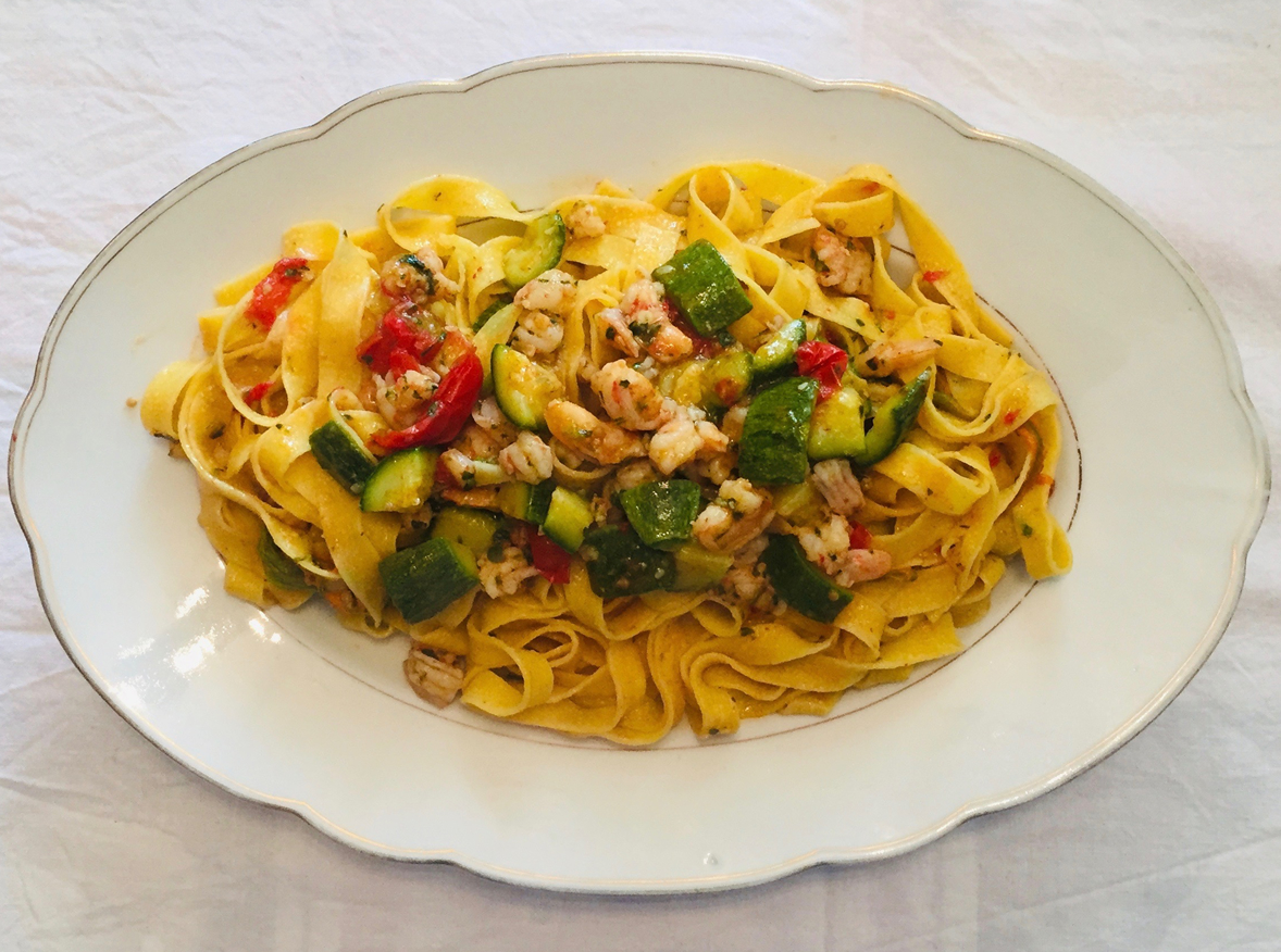 Tagliatelle con zucchine, pomodorini e gamberi