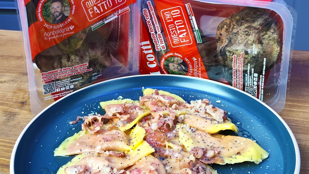 Mezzelune di rapa rossa, speck e semi di papavero