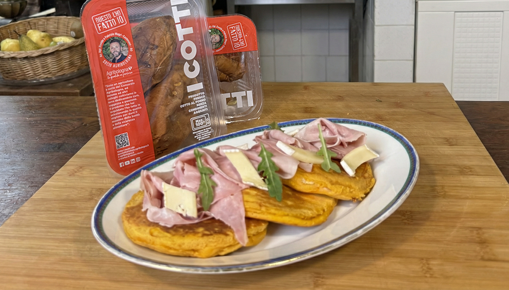 Pancakes salati di patate dolci con formaggio e prosciutto