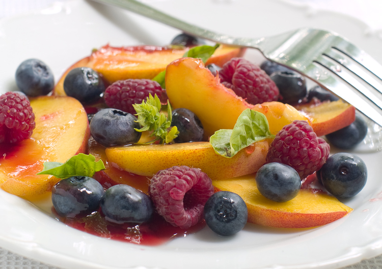 Nettarine e frutti di bosco in salsa di lamponi