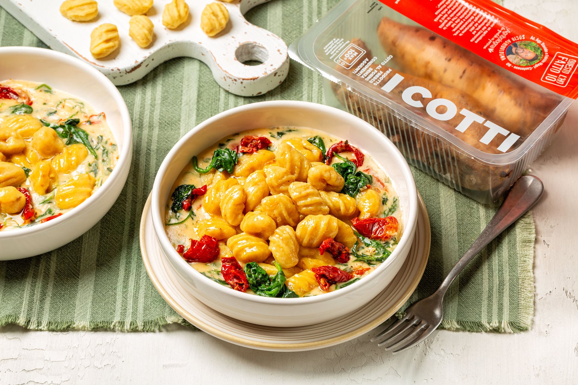 Gnocchi di patate dolci con spinaci, pomodorini secchi e crema di taleggio