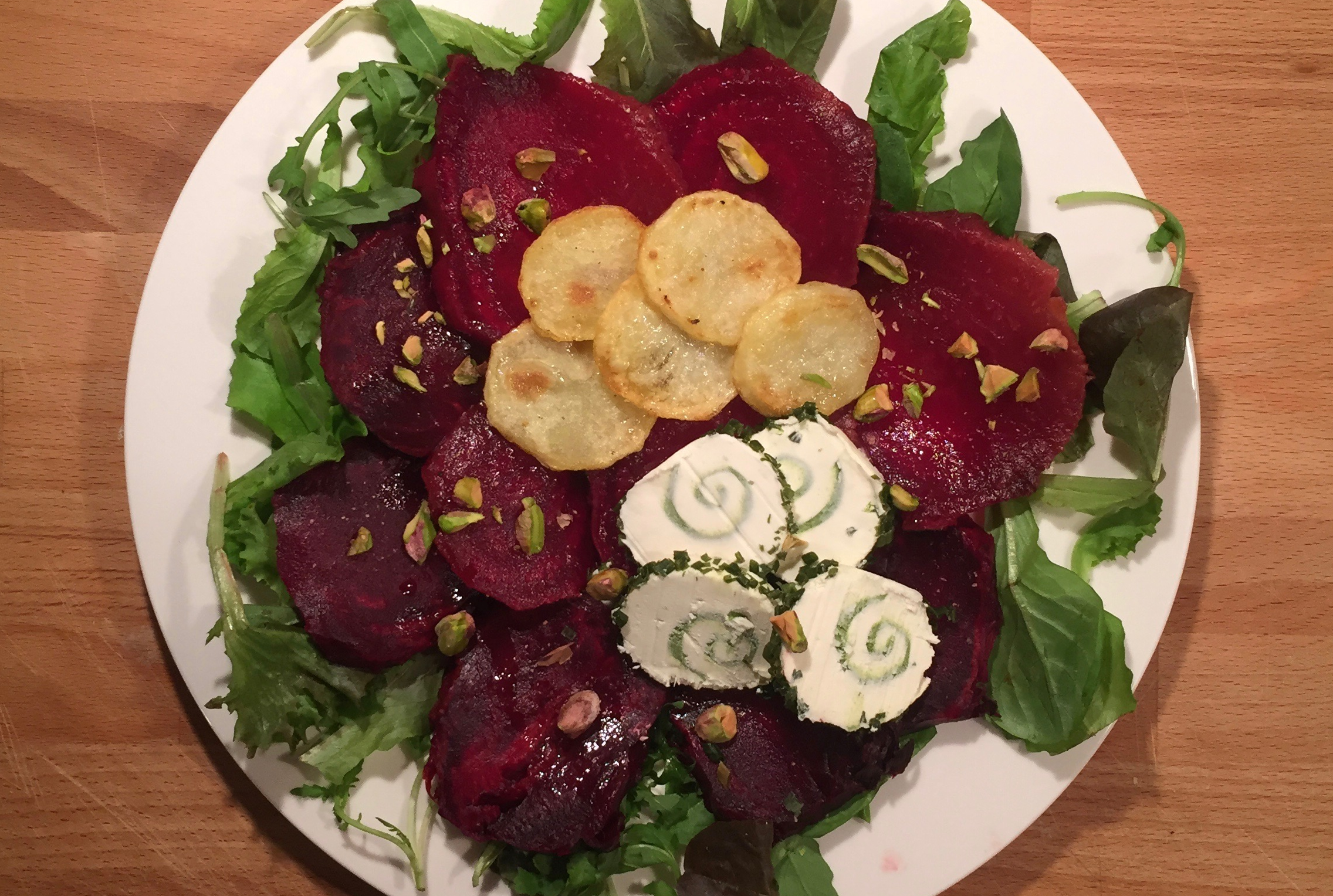 Rape rosse in insalata con patate croccanti e caprino