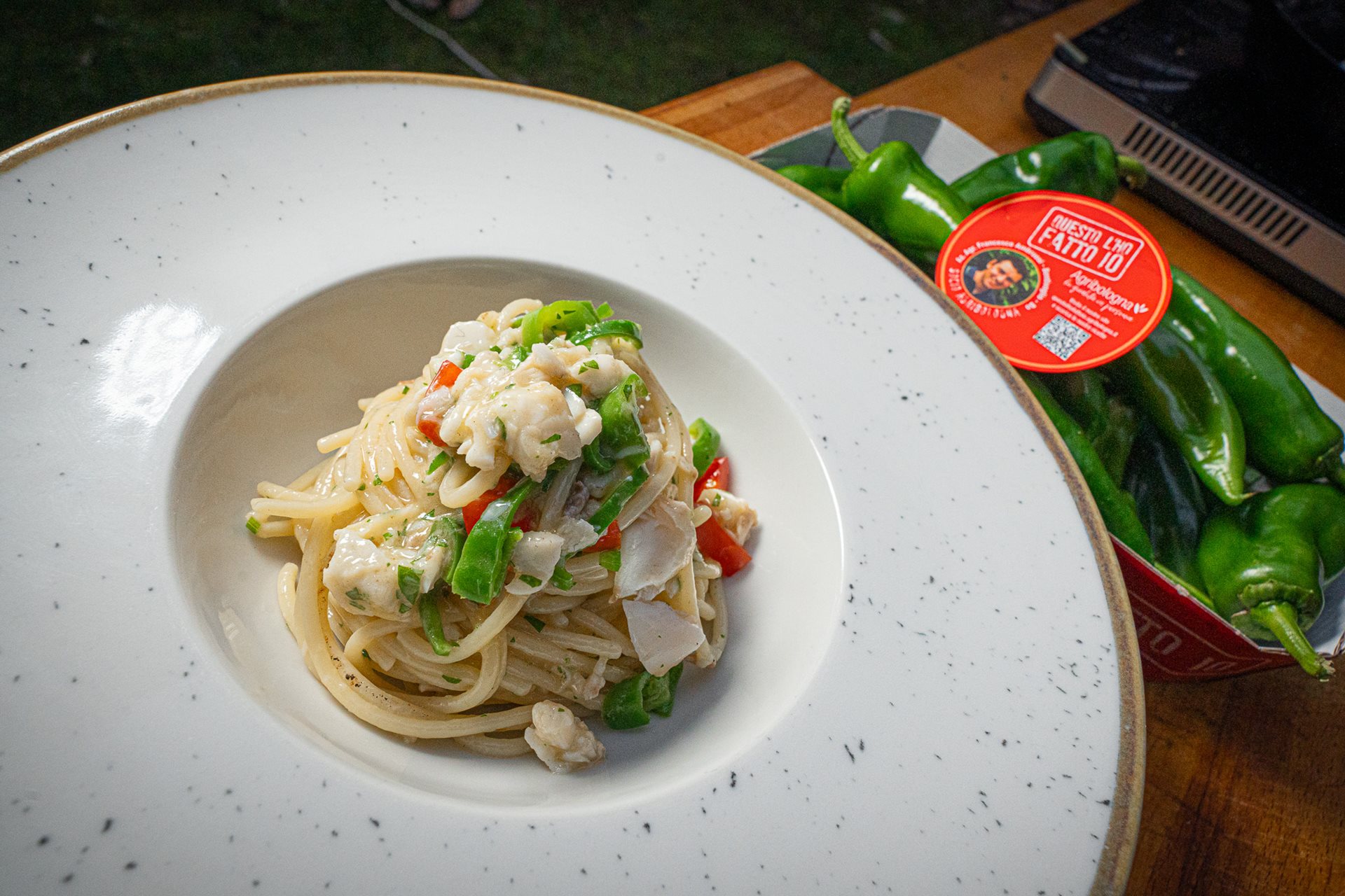 Spaghetti con friggitelli, branzino e pomodorini