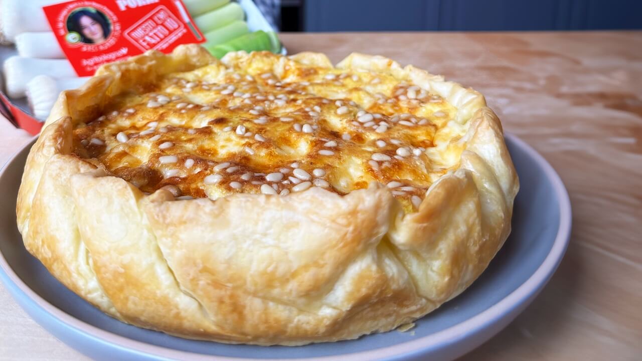 Torta salata con porri, pinoli e taleggio