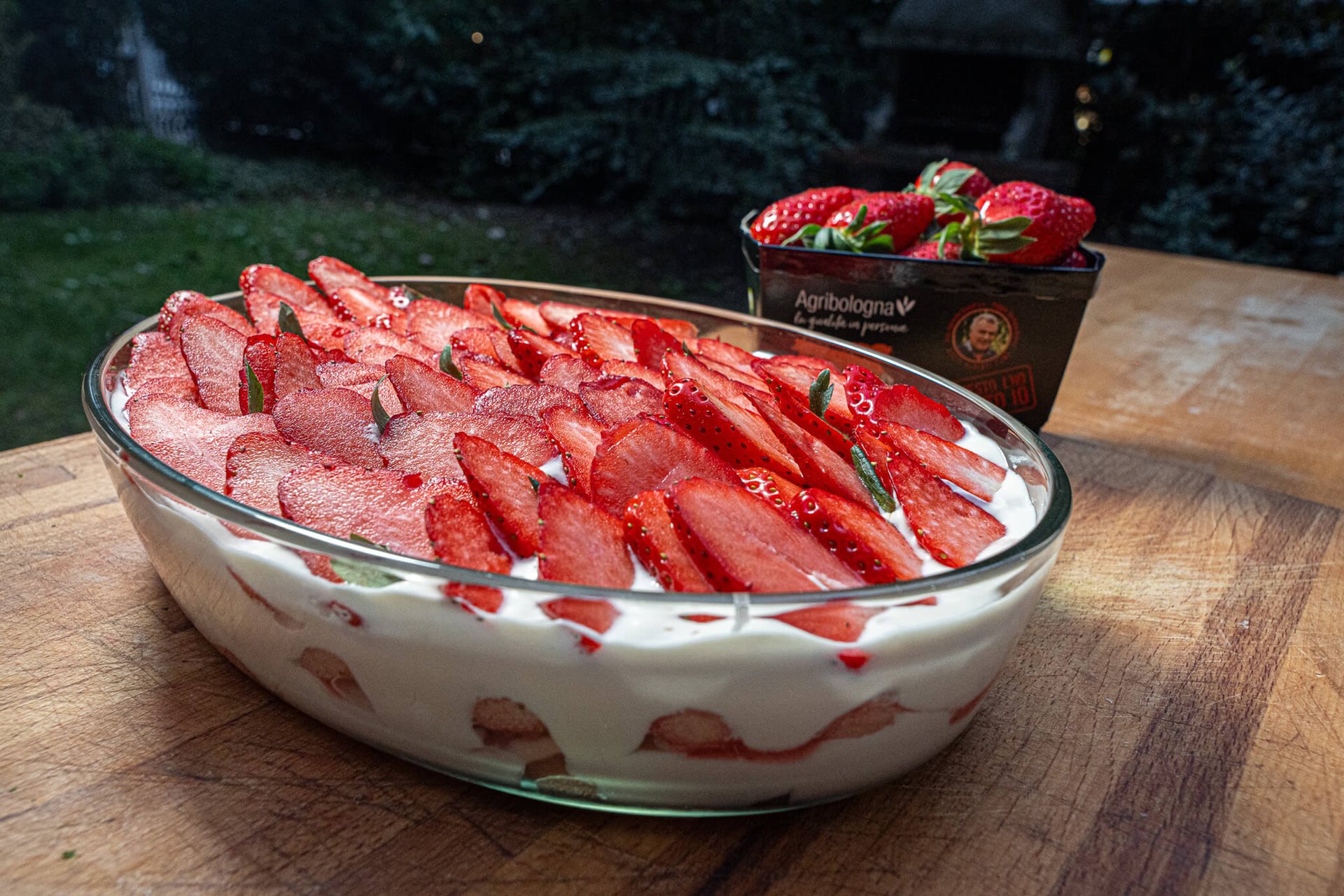 Tiramisù con fragole, panna e mascarpone