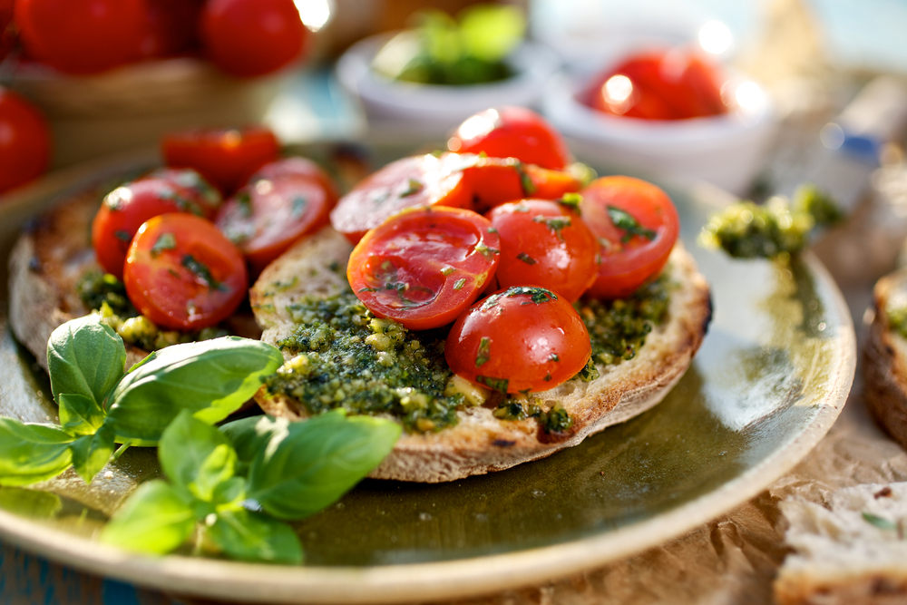 Bruschette con pesto e pomodoro