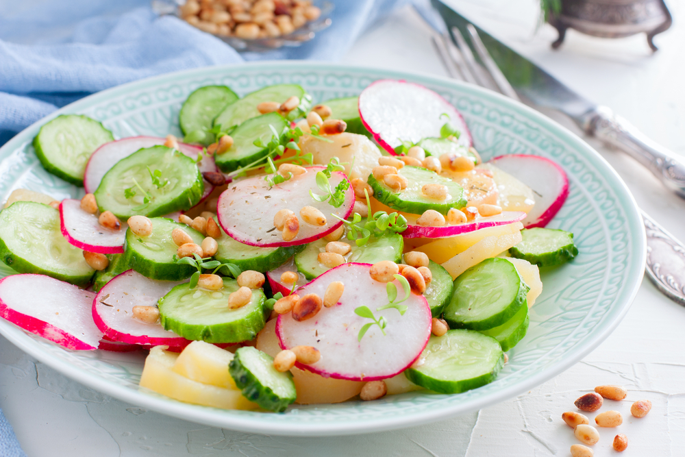 Insalata di cetrioli con pinoli tostati